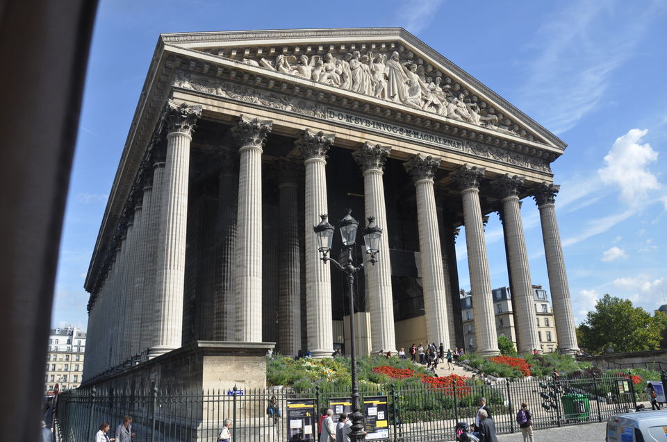 Photo of Louvre Museum, Rue de Rivoli, Paris, France by Vandana Goenka