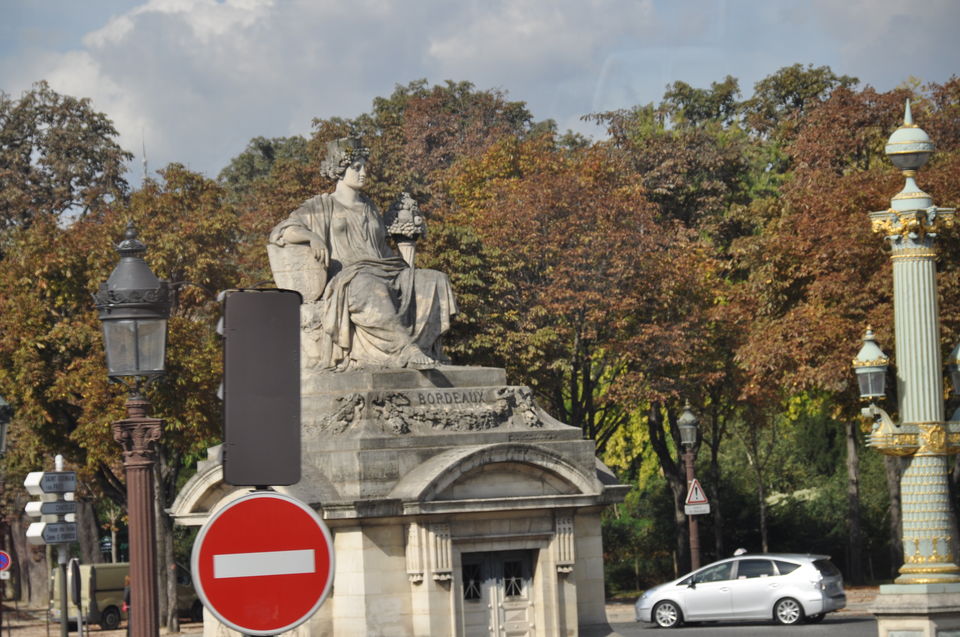 Photo of Louvre Museum, Rue de Rivoli, Paris, France by Vandana Goenka