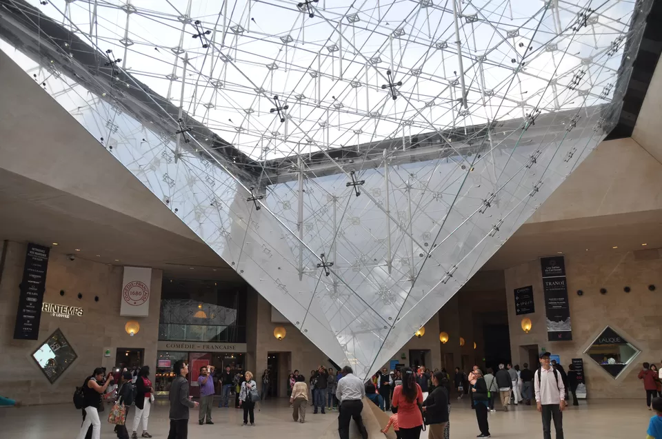 Photo of Louvre Museum, Rue de Rivoli, Paris, France by Vandana Goenka