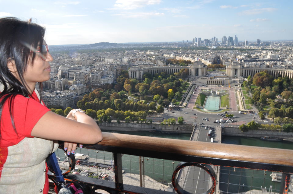 Photo of Eiffel Tower, Champ de Mars, Avenue Anatole France, Paris, France by Vandana Goenka