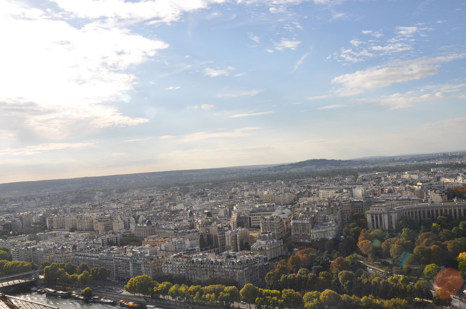 Photo of Eiffel Tower, Champ de Mars, Avenue Anatole France, Paris, France by Vandana Goenka