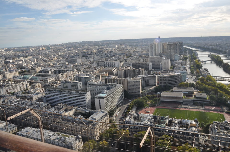 Photo of Eiffel Tower, Champ de Mars, Avenue Anatole France, Paris, France by Vandana Goenka