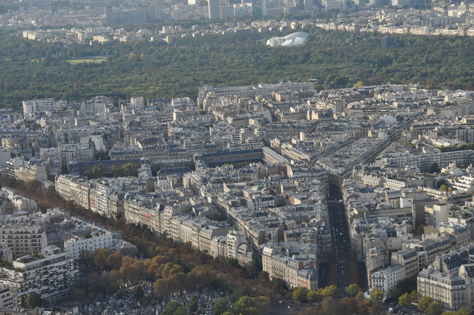 Photo of Eiffel Tower, Champ de Mars, Avenue Anatole France, Paris, France by Vandana Goenka