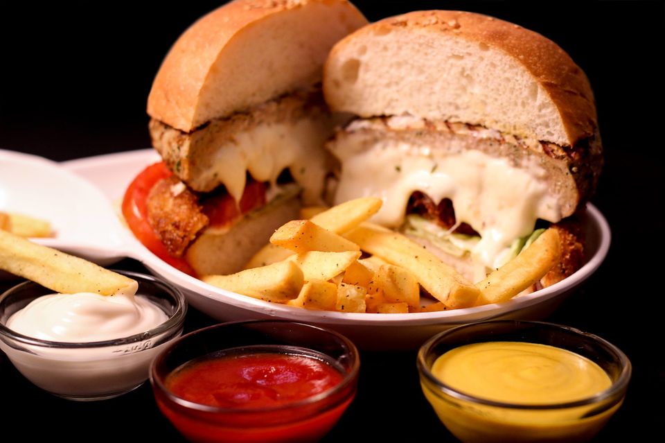 Photo of 13 Places Where the Party Animals Hang out to Enjoy Late Night Food in Mumbai 1/24 by Sreshti Verma