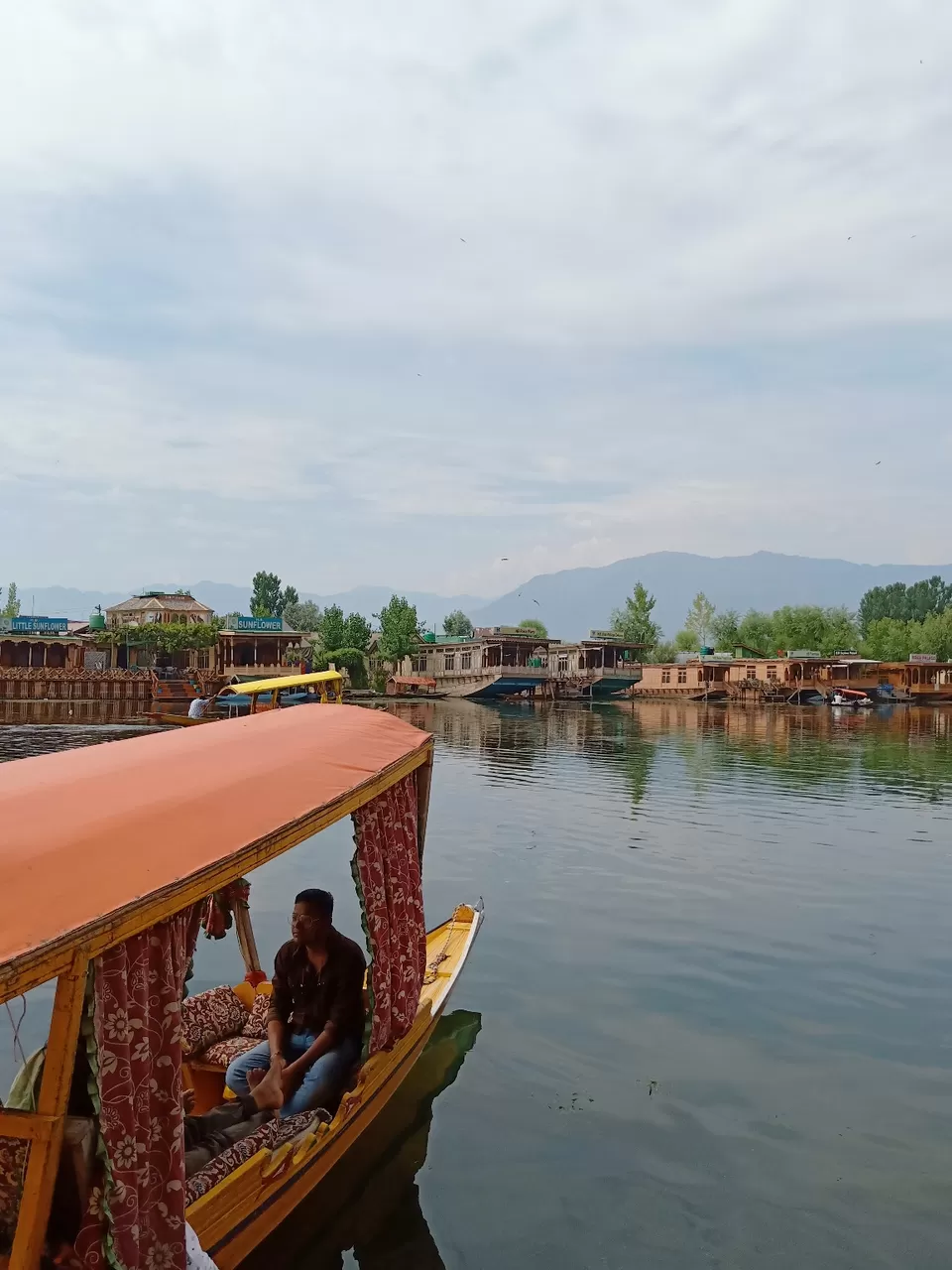 Photo of Dal Lake, Srinagar by 𝙶𝚊𝚞𝚛𝚊𝚟 𝙺𝚘𝚑𝚕𝚒✨ 