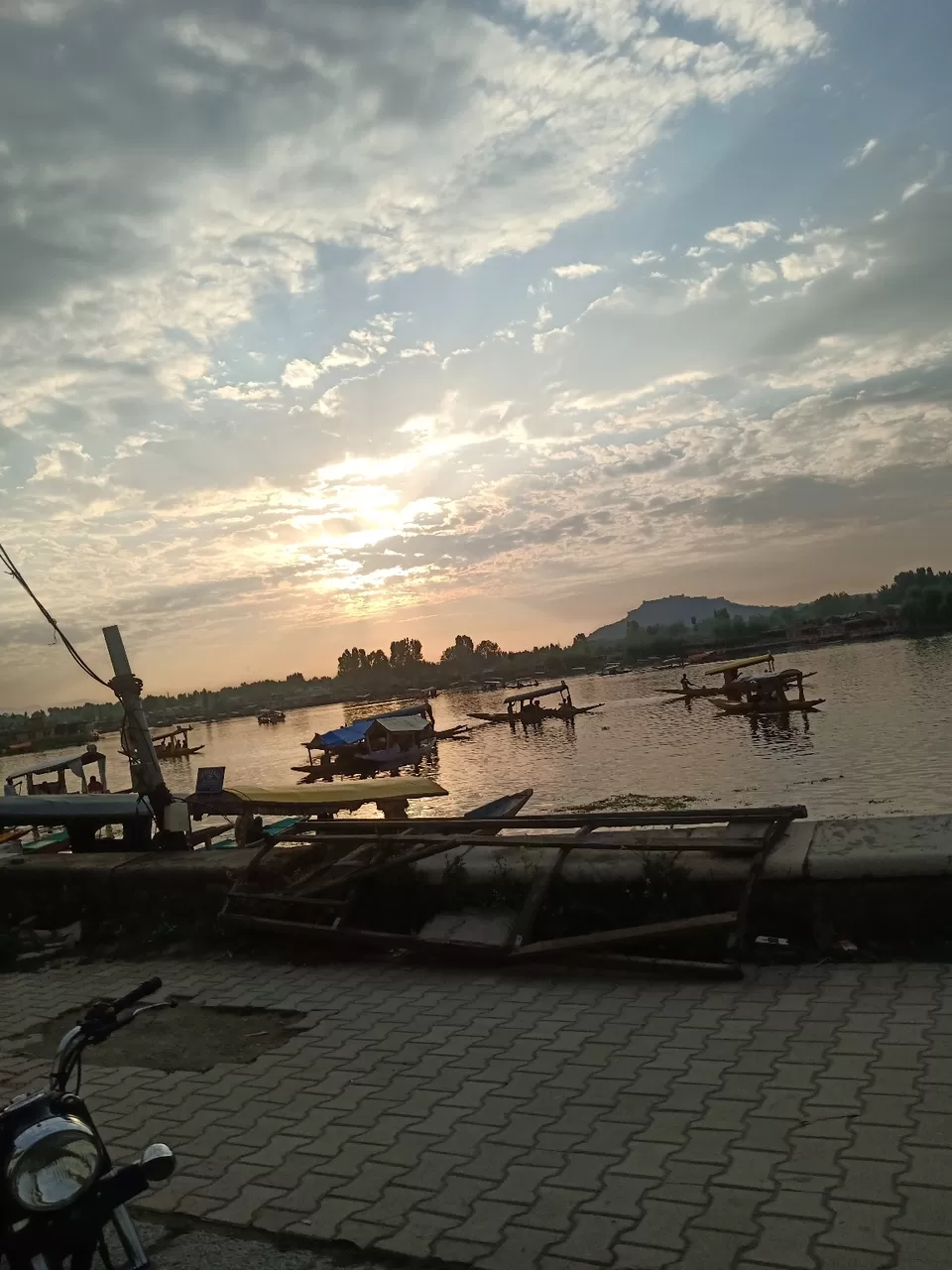 Photo of Dal Lake, Srinagar by 𝙶𝚊𝚞𝚛𝚊𝚟 𝙺𝚘𝚑𝚕𝚒✨ 