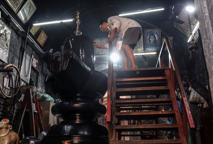 Photo of আহিরীটোলার এই মন্দিরটিতে বুড়োশিবকে বেঁধে রাখা হয় শিকল দিয়ে কিন্তু কেন? by Deya Das