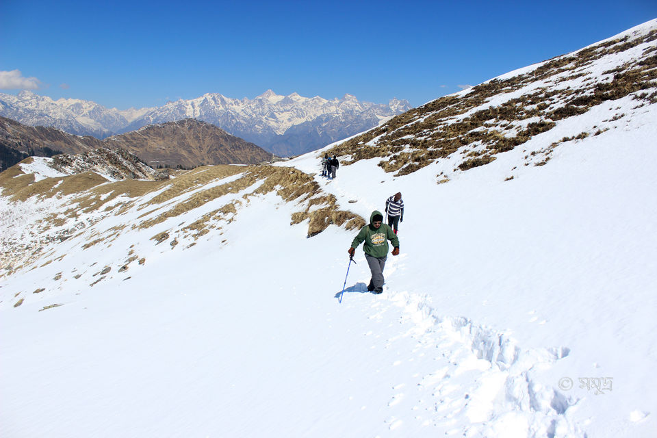 Photo of The warmth of friendship on the snow clad slopes of Kuari Pass by Samudra Sengupta
