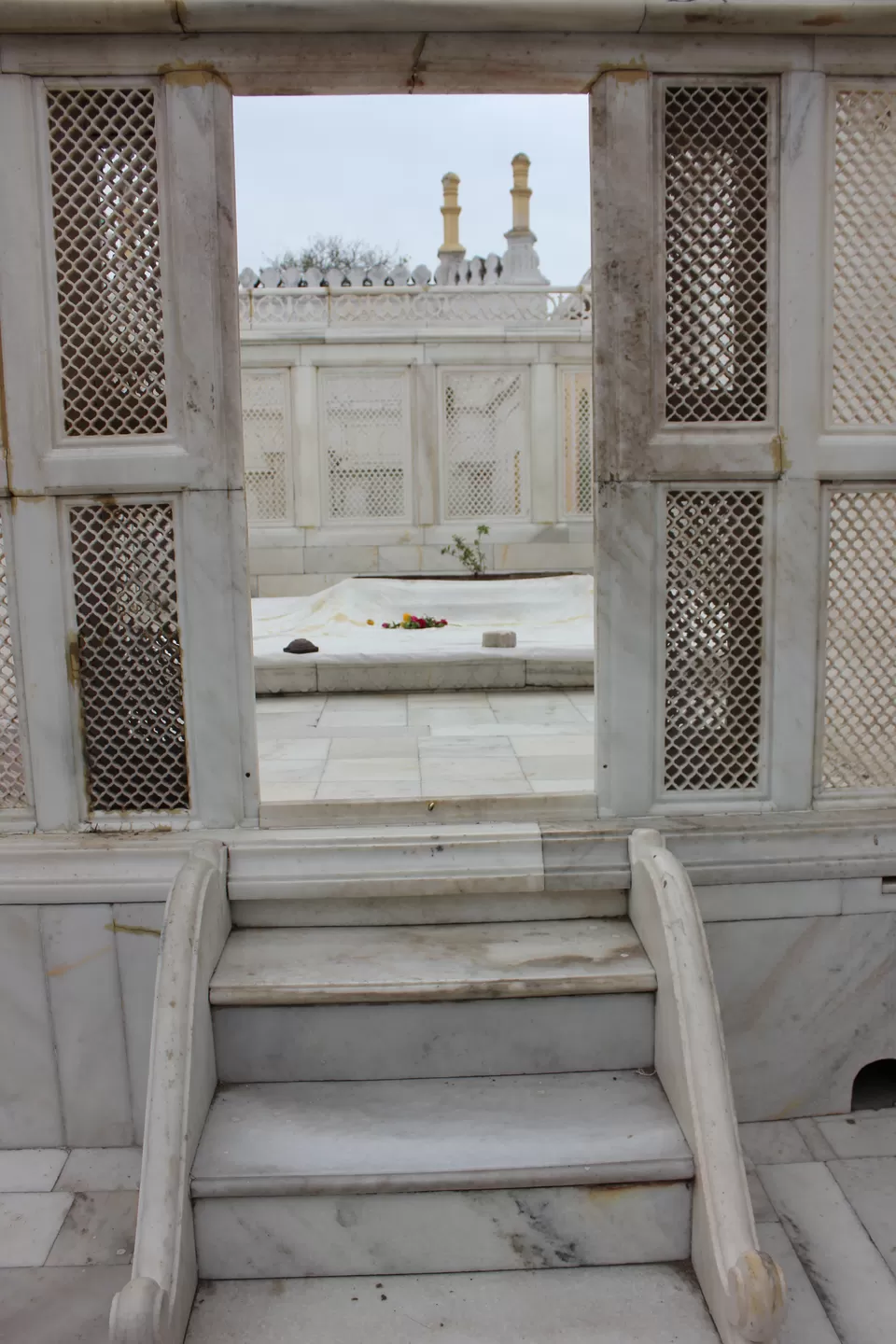Photo of Aurangazeb's tomb by Kaushik Paul