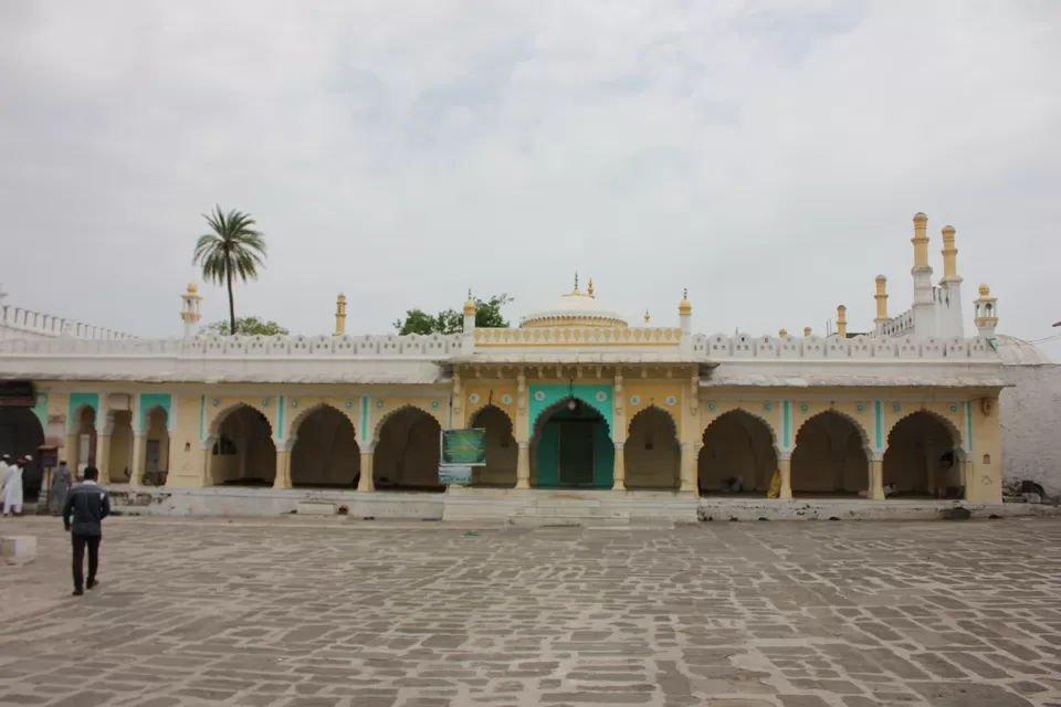 Photo of Aurangazeb's tomb by Kaushik Paul