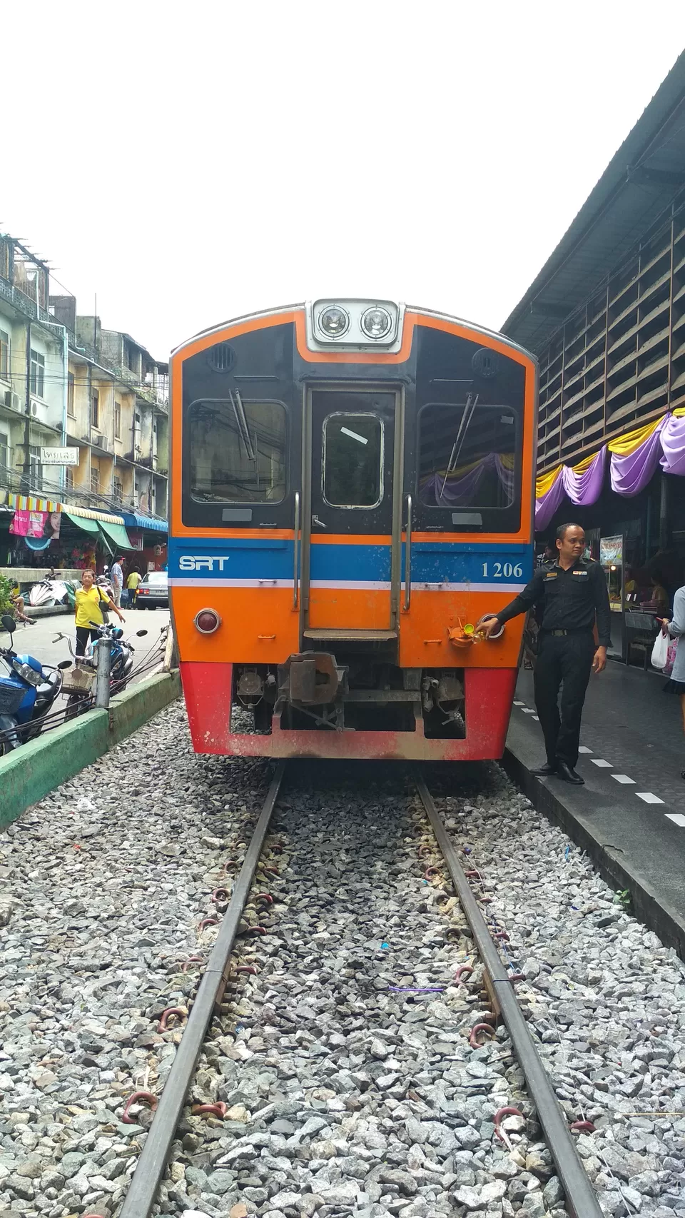 Photo of Wongwian Yai, Inthara Phithak, Bang Yi Ruea, Thon Buri, Bangkok, Thailand by Girish Hiranand