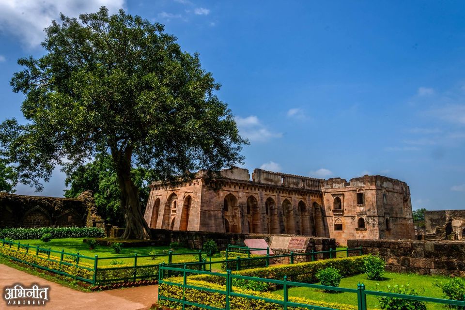 Photo of Got a weekend to spend in Madhya Pradesh? Head to Mandu and Maheshwar this time. by Juhi Gautam