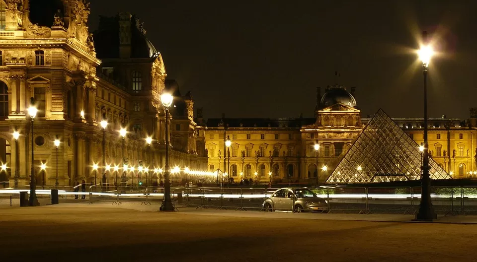 Photo of Louvre Museum, Rue de Rivoli, Paris, France by Family on the wheels