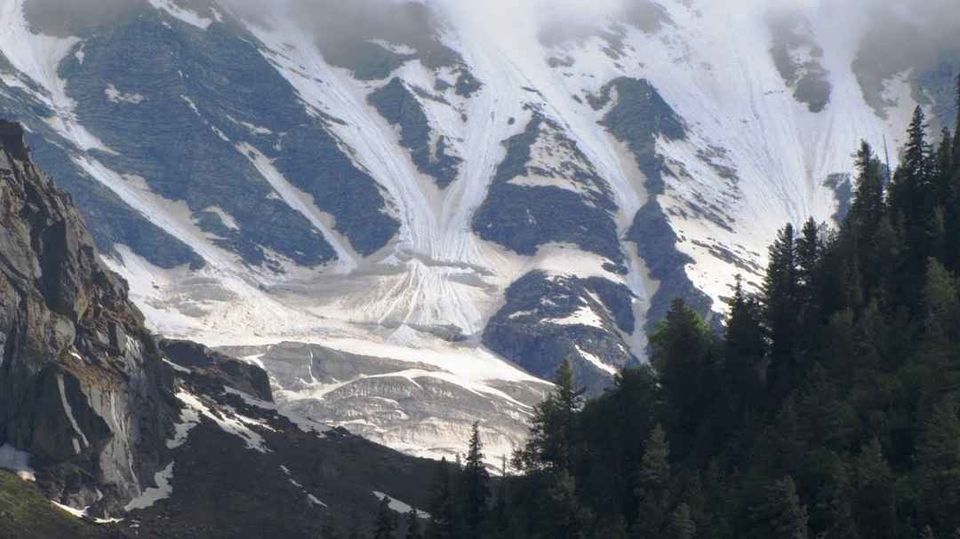 Photo of 8 Under-Rated Places In India To Witness A Magical Snowfall This Winter! by Palak Doshi