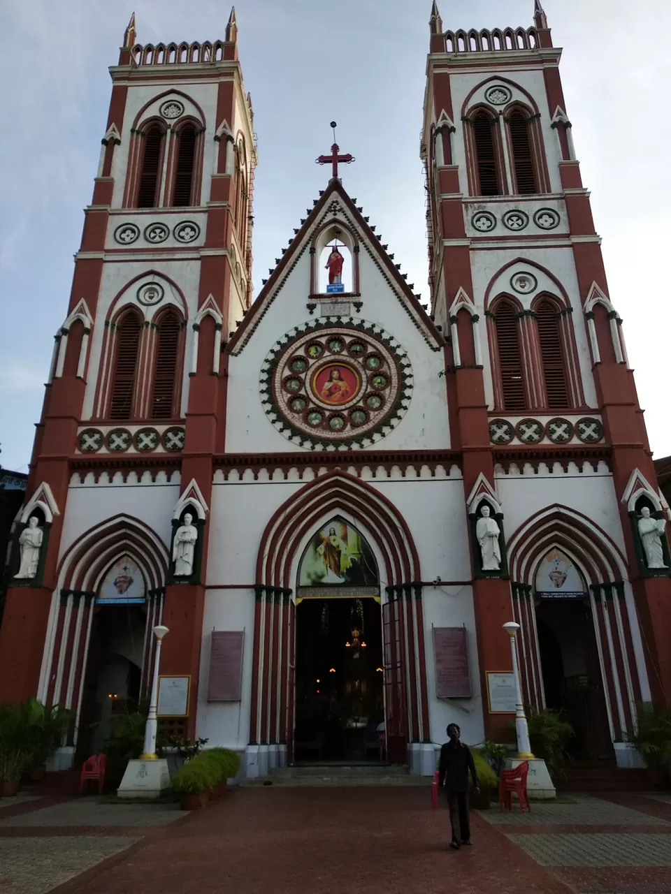Photo of The Sacred Heart Basilica, South Boulevard, Near Railway Station, MG Road Area, Pondicherry, Puducherry, India by Divya Singh