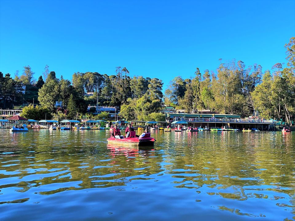 Photo of This is how boating at the Ooty Lake on a winter sunset feels like, during the golden hour! by Hemanth Bhargav Murthy (Hemuu)