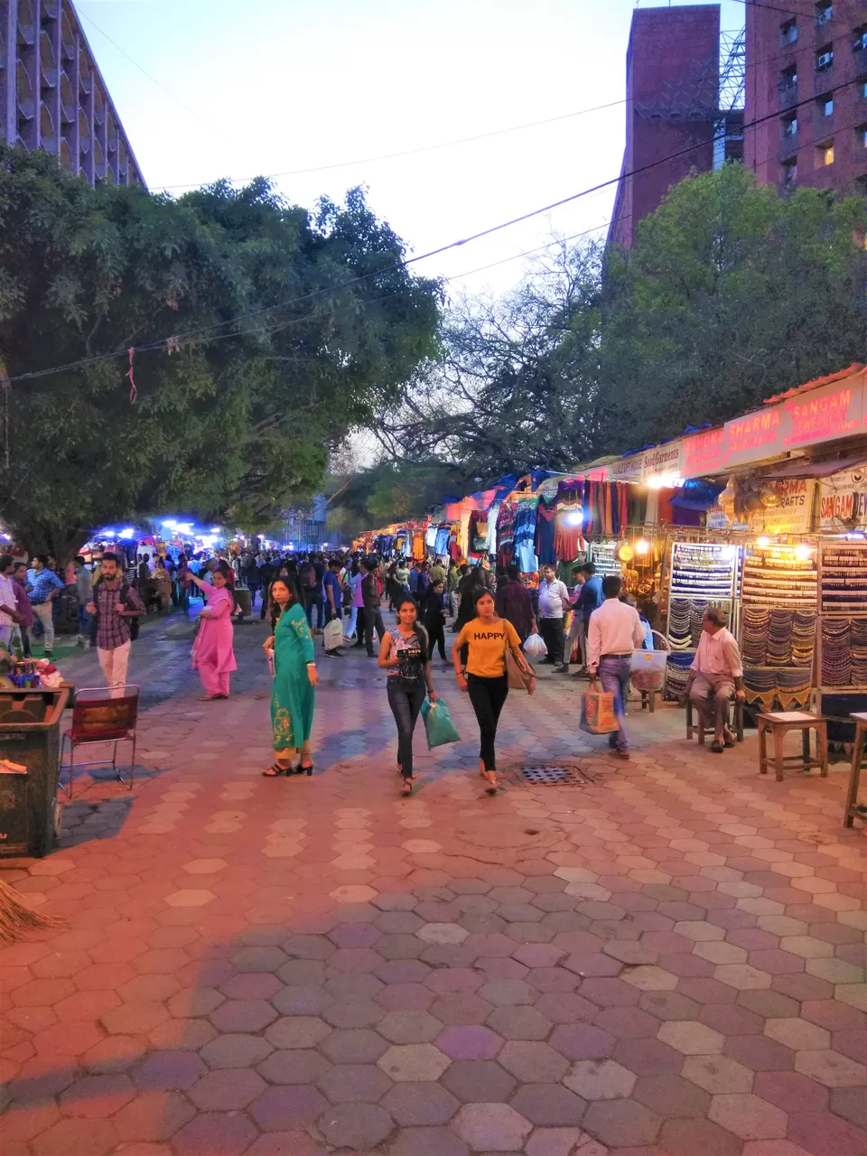 Photo of Janpath, Connaught Place, New Delhi, Delhi, India by Hemanth Bhargav Murthy (Hemuu)