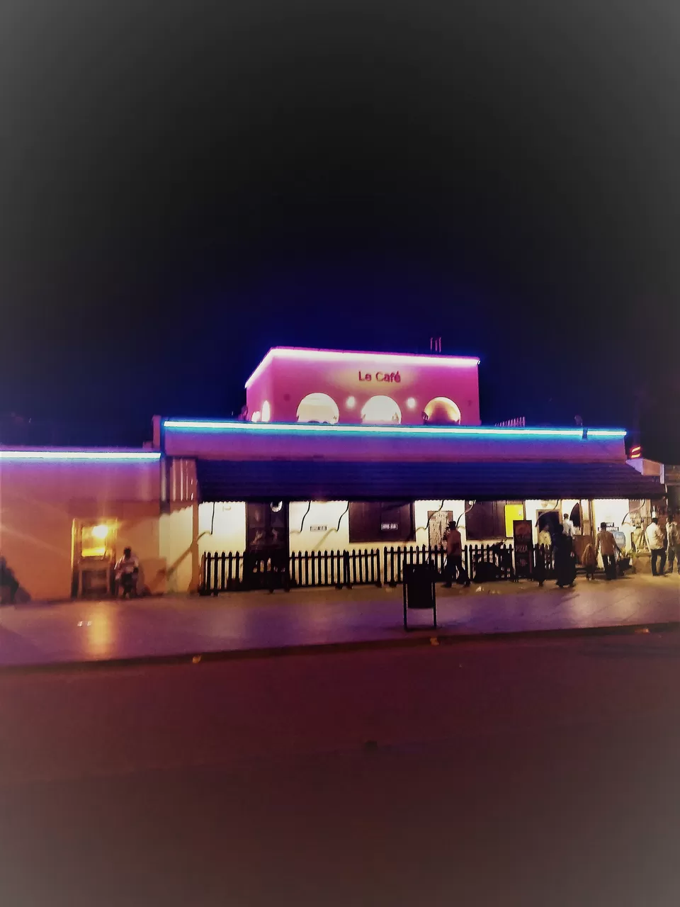 Photo of Le Café, Goubert Avenue, Near Gandhi Statue, White Town, Pondicherry, Puducherry, India by Hemanth Bhargav Murthy (Hemuu) 