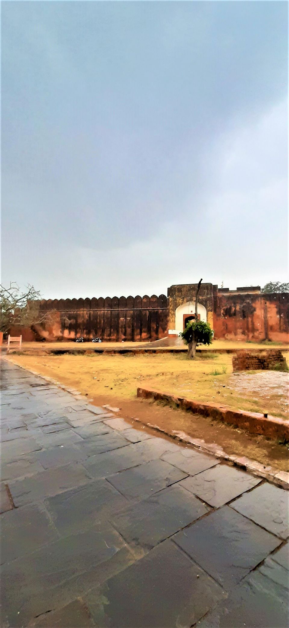 Photo of Under the Dark Clouds and rain soaked floors, the walls of Jaigarh Fort, look ravishingly vintage! by Hemanth Bhargav Murthy (Hemuu)