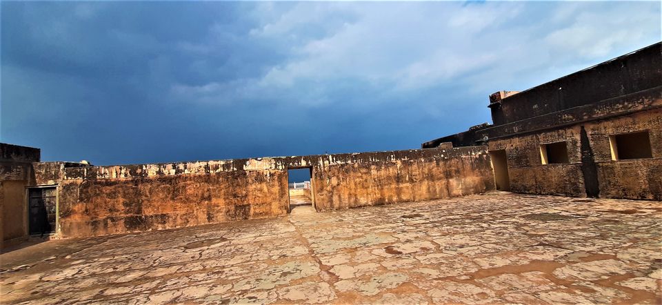 Photo of Under the Dark Clouds and rain soaked floors, the walls of Jaigarh Fort, look ravishingly vintage! by Hemanth Bhargav Murthy (Hemuu)