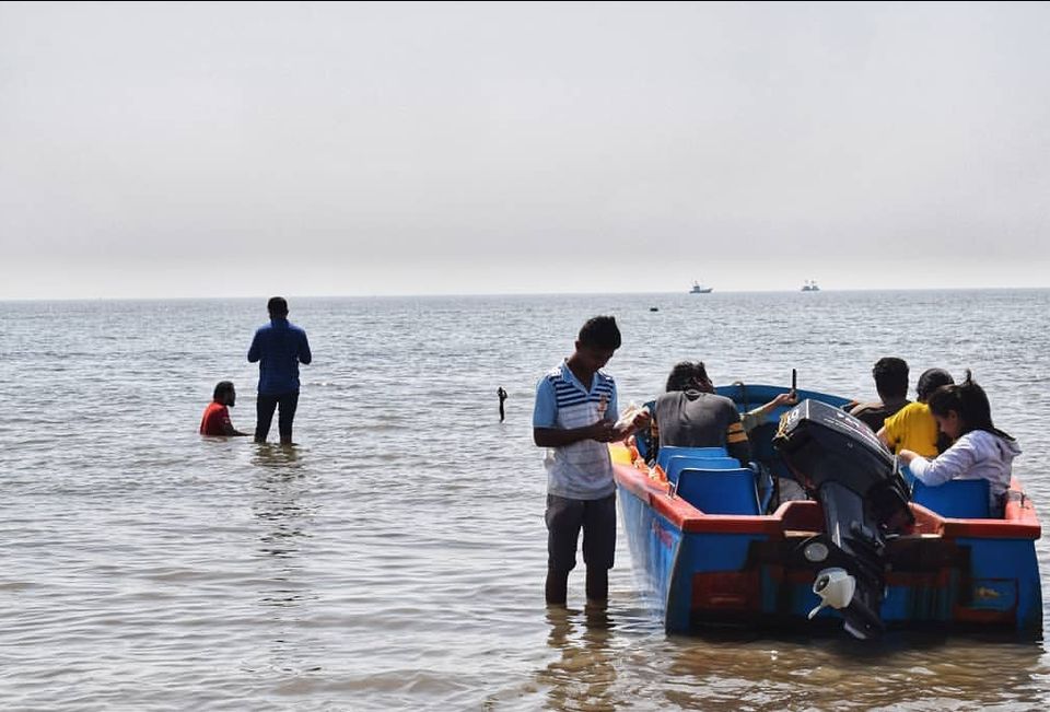 Photo of Alibaug - frolic in the sea by Amit Tarai