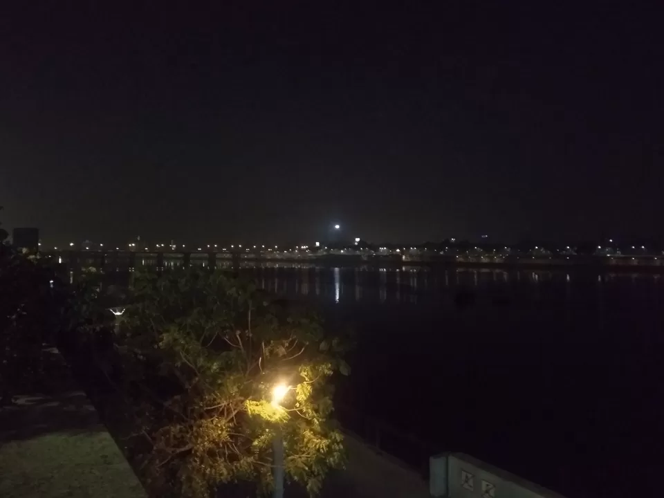 Photo of Riverfront Road, Ahmedabad, Gujarat, India by Devashree Ashara
