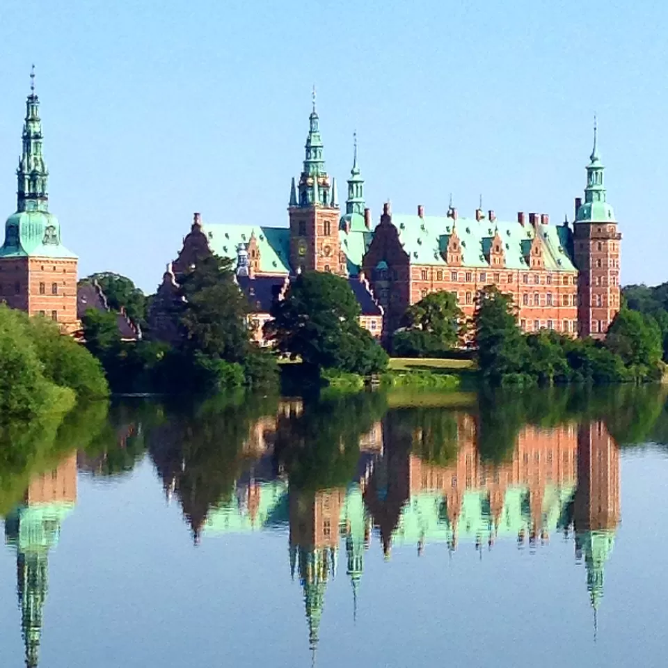Photo of Frederiksborg Slot, Rendelæggerbakken, Hillerød, Denmark by Eve Ha