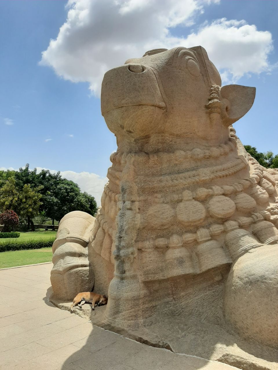 Photo of Lepakshi Nandi and historical Veerabhadra Temple by Saivivek Kalivemula