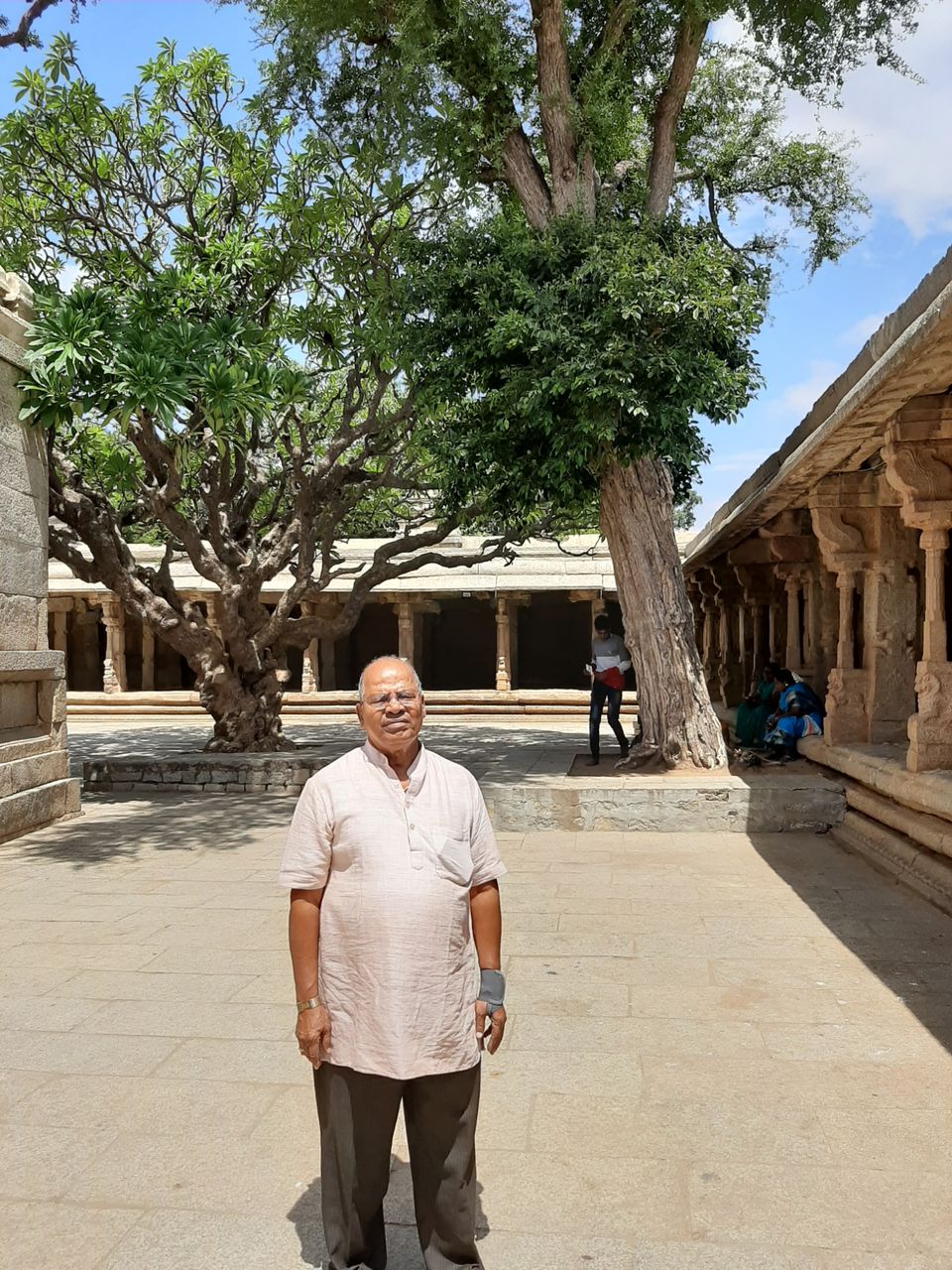 Photo of Lepakshi Nandi and historical Veerabhadra Temple by Saivivek Kalivemula