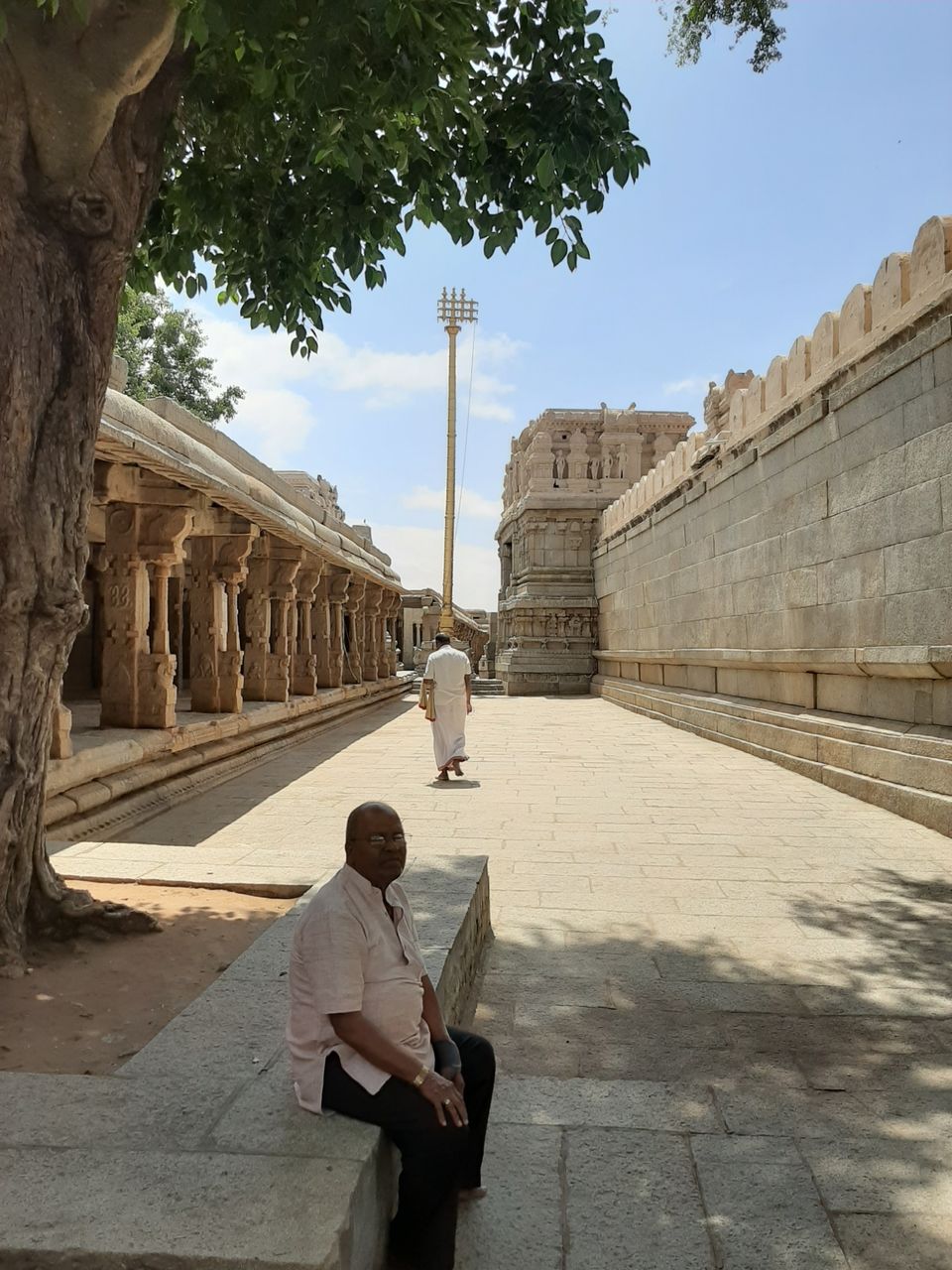 Photo of Lepakshi Nandi and historical Veerabhadra Temple by Saivivek Kalivemula