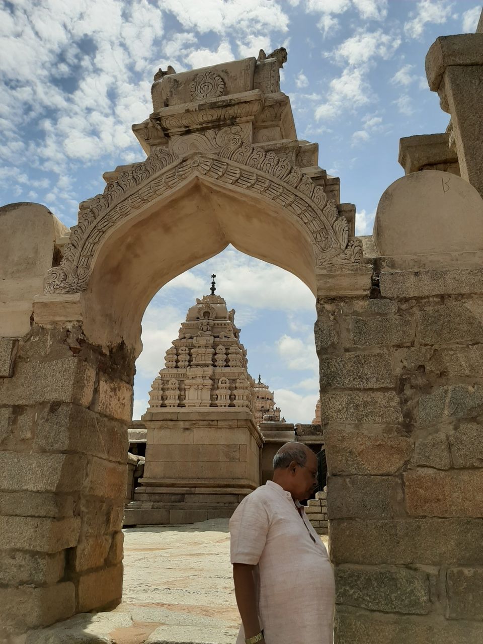 Photo of Lepakshi Nandi and historical Veerabhadra Temple by Saivivek Kalivemula