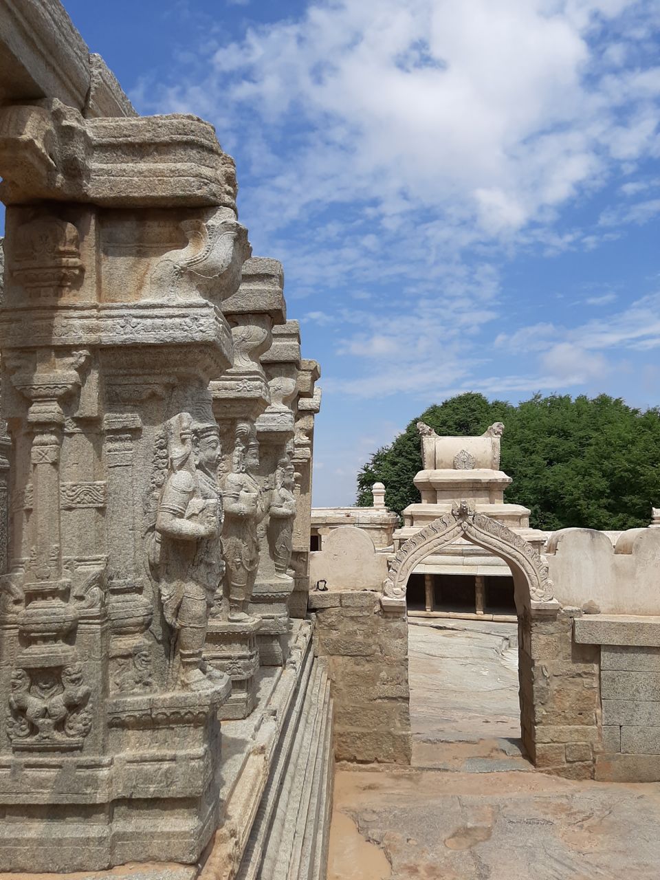 Photo of Lepakshi Nandi and historical Veerabhadra Temple by Saivivek Kalivemula