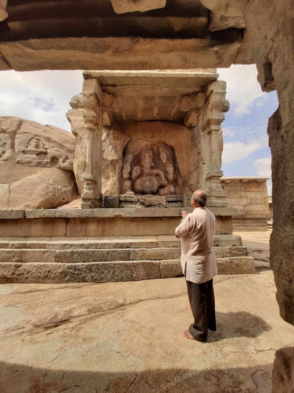 Photo of Lepakshi Nandi and historical Veerabhadra Temple by Saivivek Kalivemula