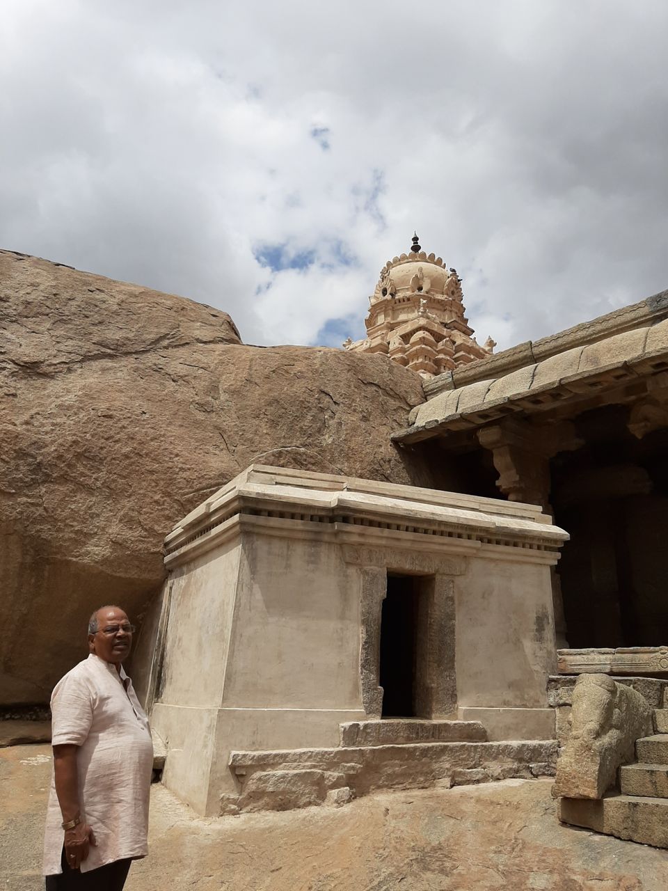 Photo of Lepakshi Nandi and historical Veerabhadra Temple by Saivivek Kalivemula