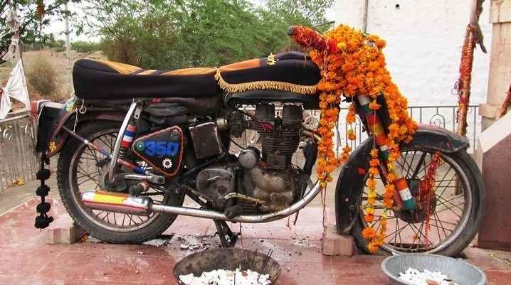 Photo of बुलेट बाइक की पूजा करता है राजस्थान का ये मंदिर, इसकी कहानी सुनकर हो जाएँगे हैरान! by सिद्धार्थ सोनी Siddharth Soni
