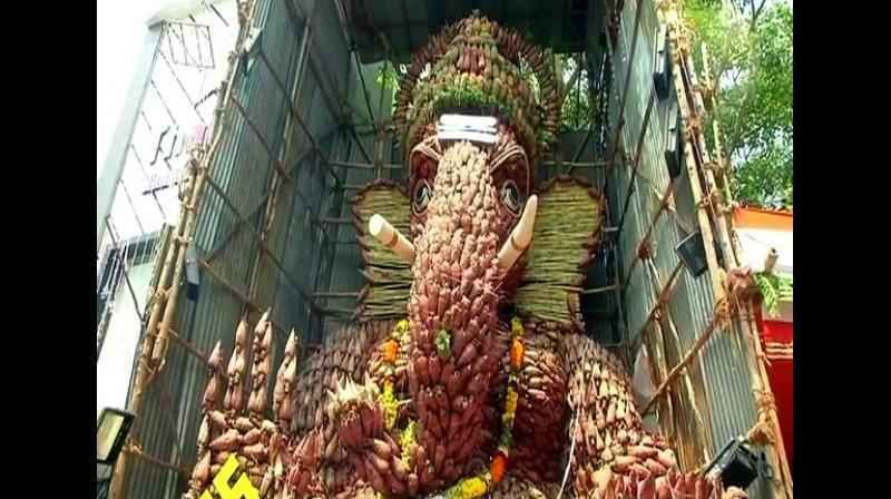 Photo of कहीं केले तो कहीं चॉकलेट के गणेश, कुछ ऐसे अनोखे ढंग से गणेश उत्सव मना रहा है देश! by Rishabh Dev