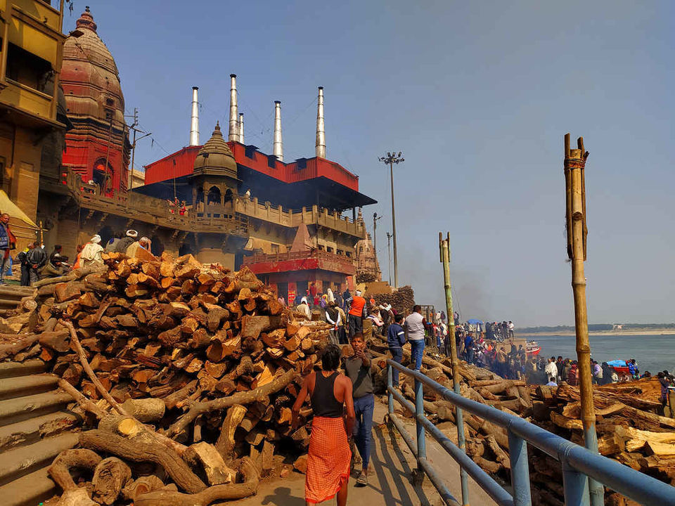 Photo of वाराणसी के रंगों के बीच चिता जलाते मणिकर्णिका घाट ने मुझे ज़िंदगी का सबक सिखा दिया! by Manglam Bhaarat