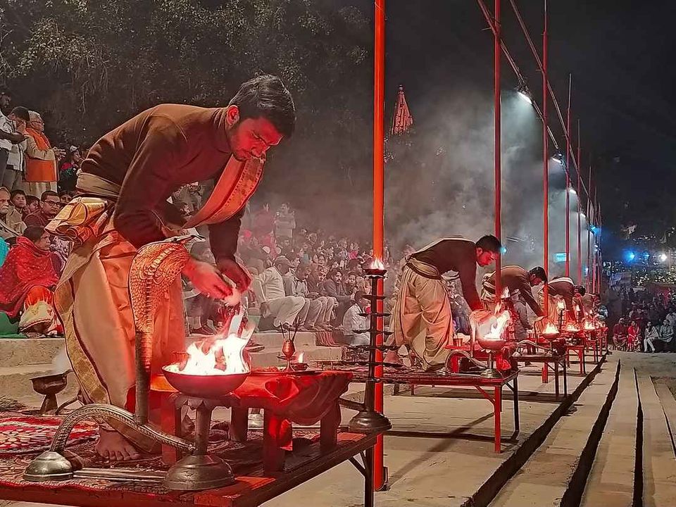Photo of वाराणसी के रंगों के बीच चिता जलाते मणिकर्णिका घाट ने मुझे ज़िंदगी का सबक सिखा दिया! by Manglam Bhaarat