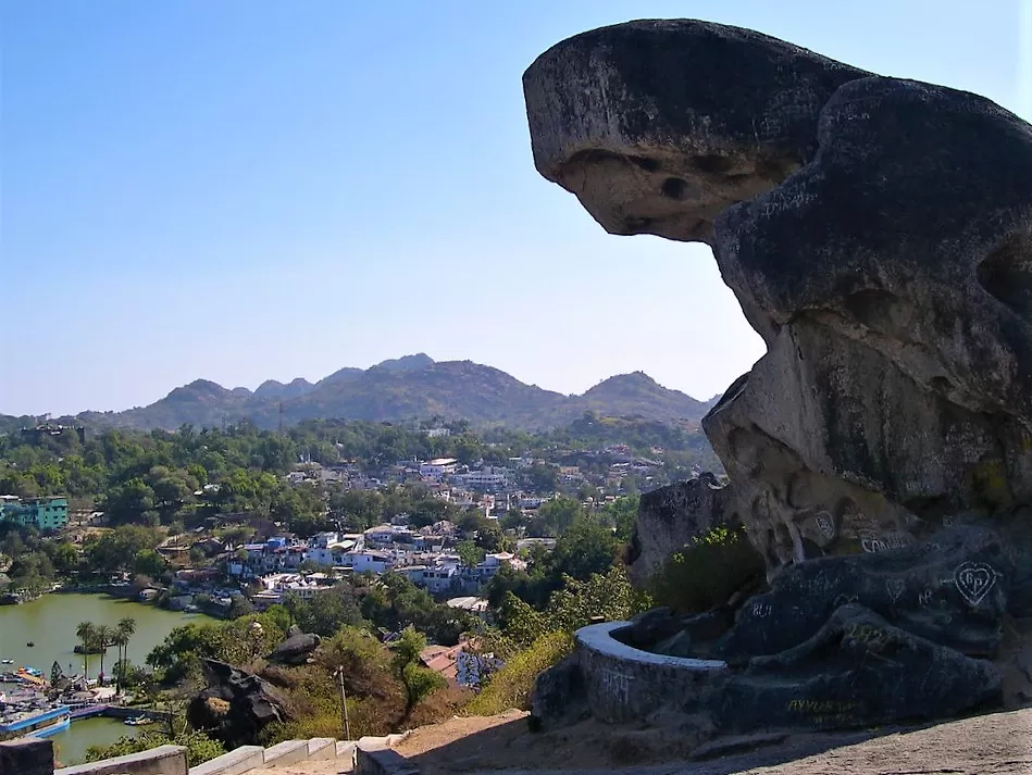Photo of टोड रॉक, Mount Abu, Rajasthan, India by Bhawna Sati