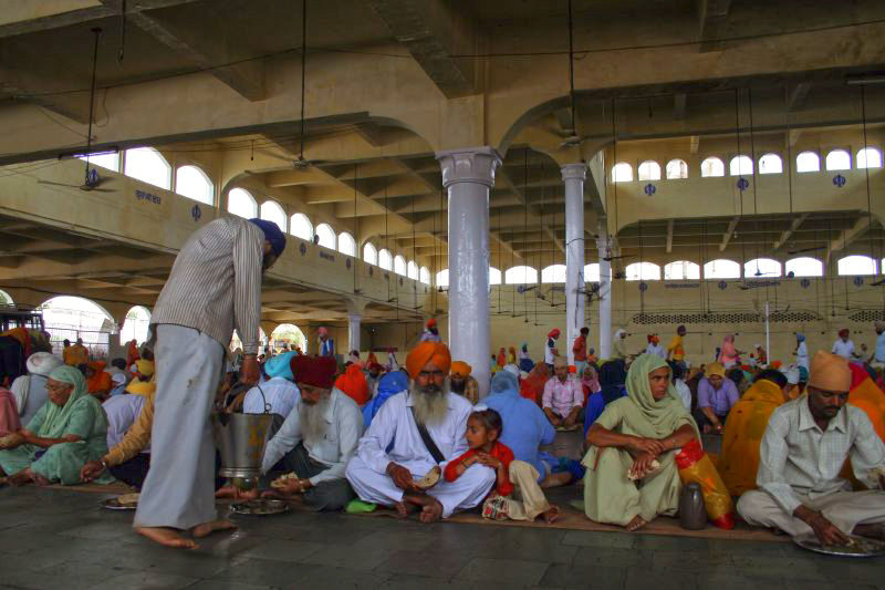 Photo of 9 बेहद खूबसूरत गुरुद्वारे, जहाँ अध्यात्म के साथ मिलता है सबसे स्वादिष्ट लंगर by Bhawna Sati