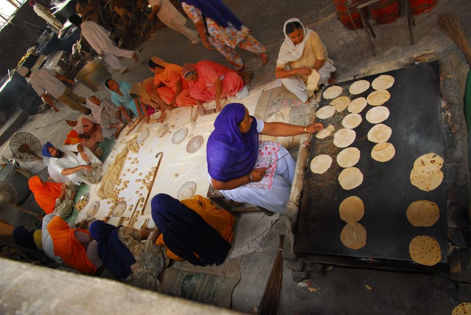 Photo of 9 बेहद खूबसूरत गुरुद्वारे, जहाँ अध्यात्म के साथ मिलता है सबसे स्वादिष्ट लंगर by Bhawna Sati