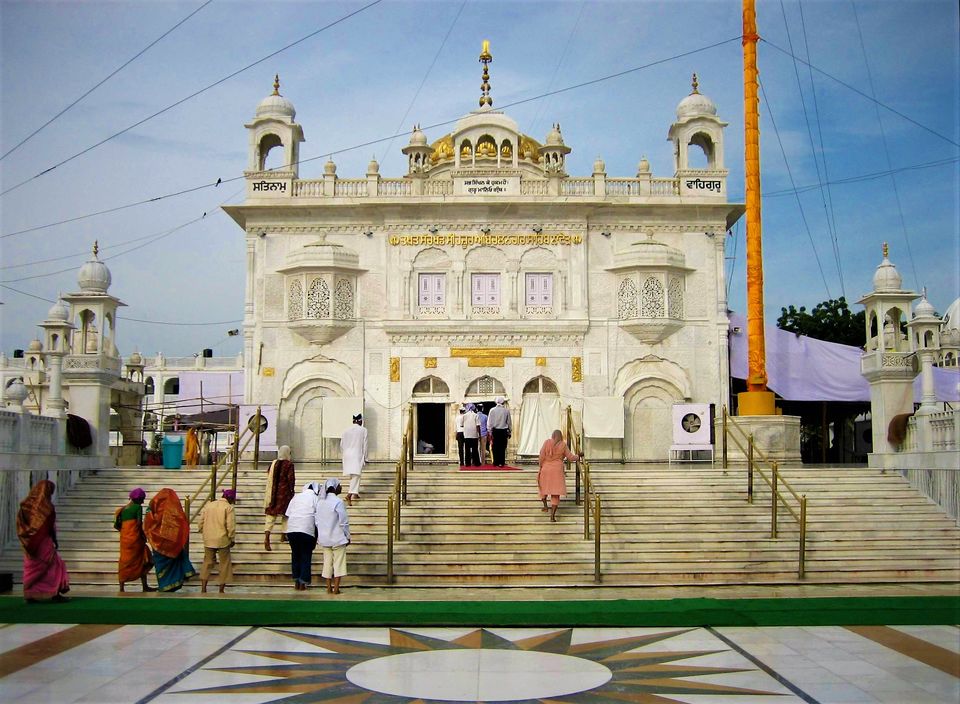 Photo of 9 बेहद खूबसूरत गुरुद्वारे, जहाँ अध्यात्म के साथ मिलता है सबसे स्वादिष्ट लंगर by Bhawna Sati