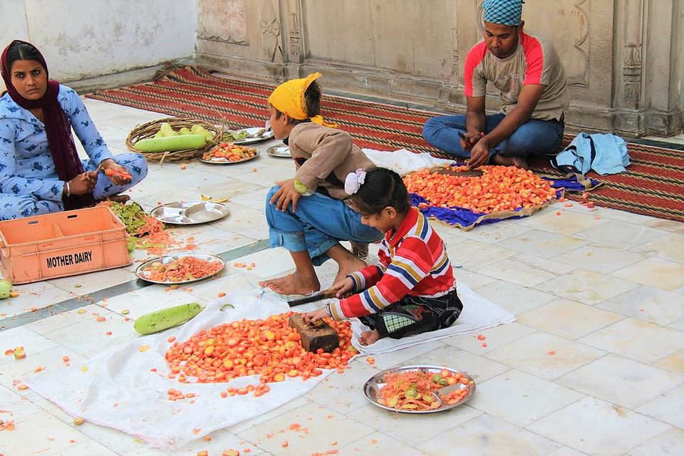 Photo of 9 बेहद खूबसूरत गुरुद्वारे, जहाँ अध्यात्म के साथ मिलता है सबसे स्वादिष्ट लंगर by Bhawna Sati