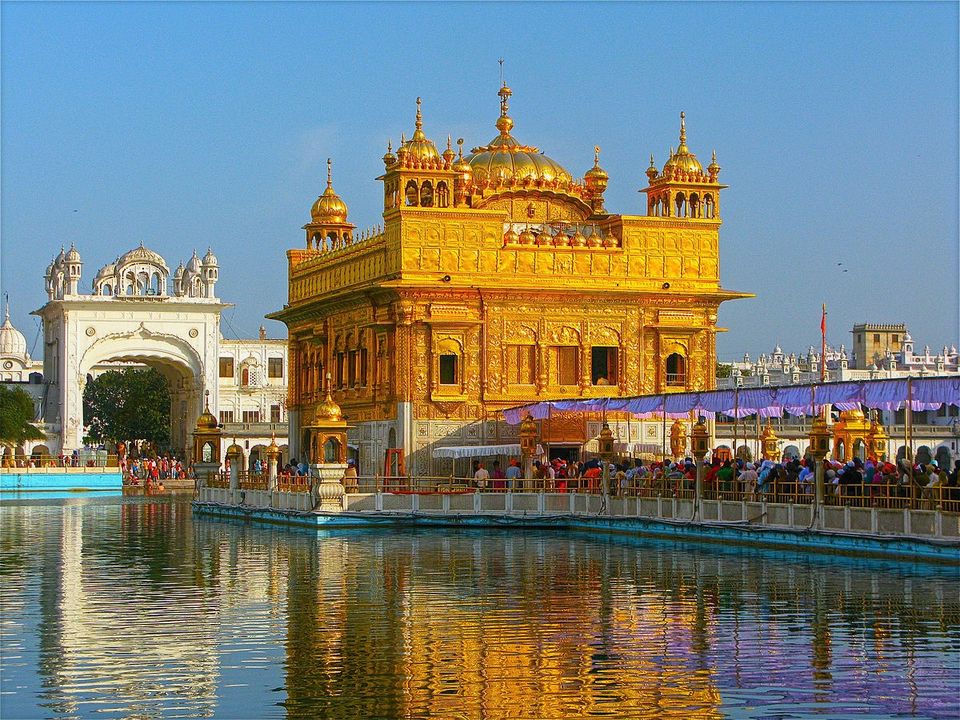 Photo of 9 बेहद खूबसूरत गुरुद्वारे, जहाँ अध्यात्म के साथ मिलता है सबसे स्वादिष्ट लंगर by Bhawna Sati