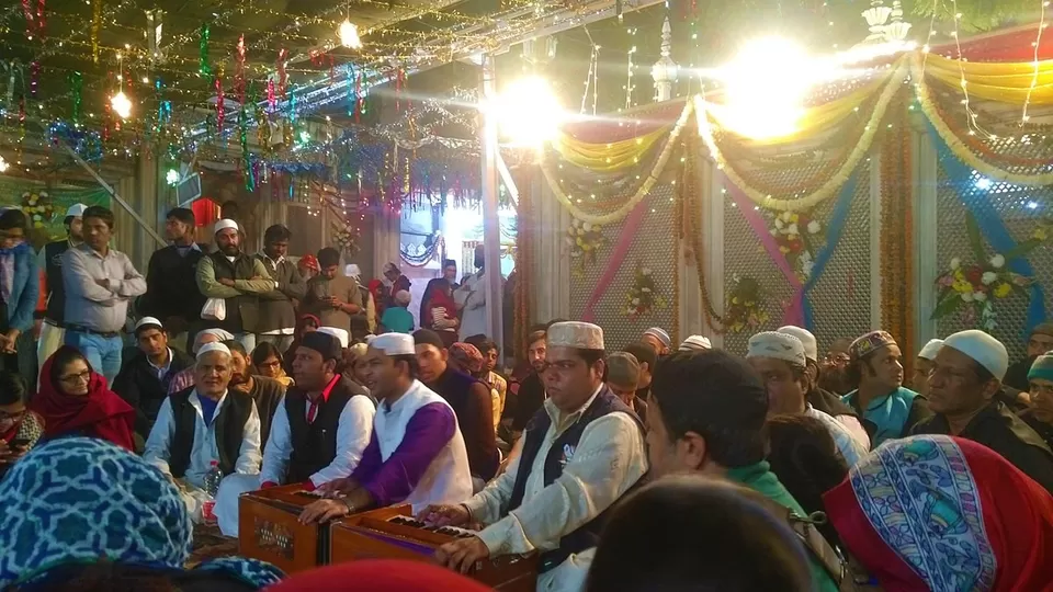 Photo of दरगाह हजरत निजामुद्दीन, Boali Gate Road, Nizamuddin, Nizammudin West Slum, Nizamuddin West, New Delhi, Delhi, India by Bhawna Sati