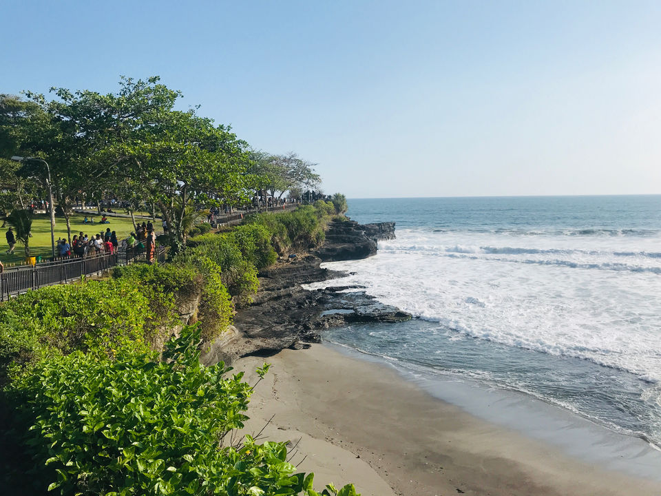 Photo of Tanah Lot, Beraban, Tabanan Regency, Bali, Indonesia by Globetrotter’s Confessions