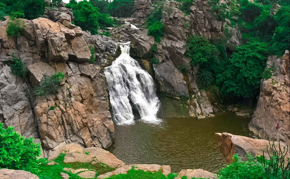 Photo of Jhola Fall, Sangram Pura, Rajasthan, India by Mouna Nanaiah