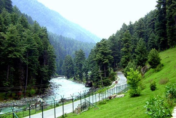 Photo of Beautiful Kashmir Honeymoon Trip 4/5 by Kashmir Downtown Travels