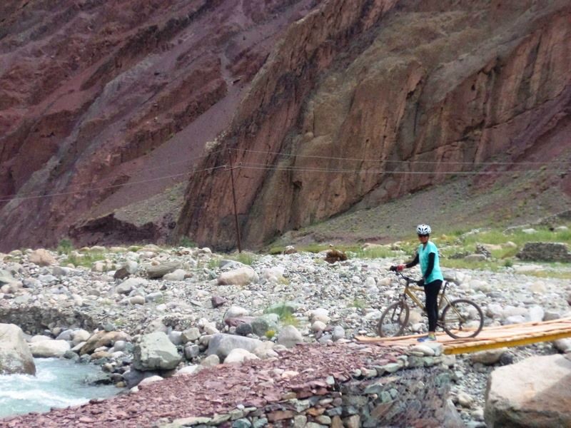 Photo of Cycling trip to Khardung La 8/10 by Gurpreet Kaur