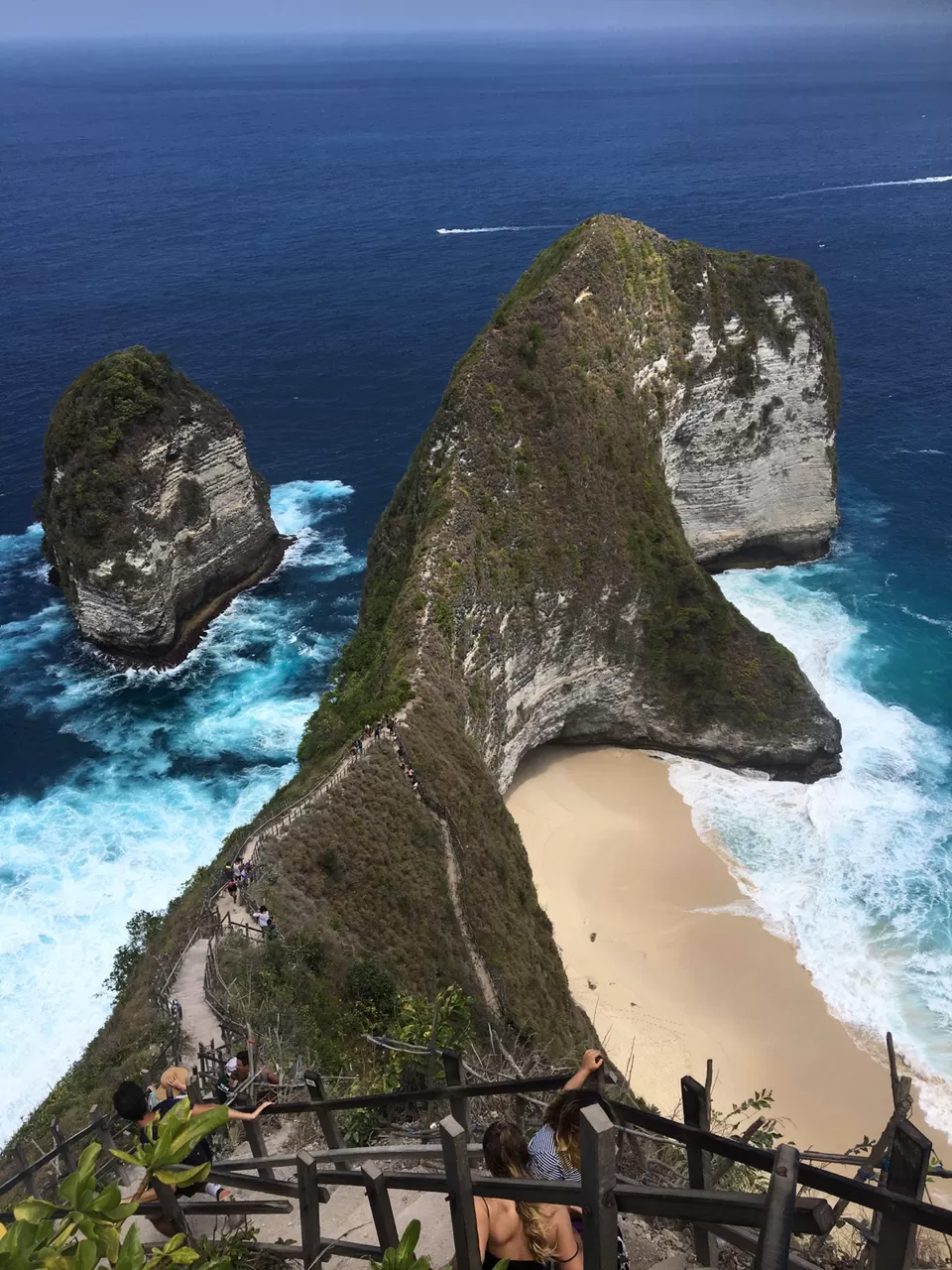 Photo of NUSA PENIDA ISLAND, Jalan Pantai, Kutampi Kaler, Klungkung Regency, Bali, Indonesia by Pingu goes tripping!
